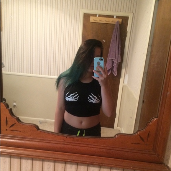 Skull hands crop top - Picture 2 of 3